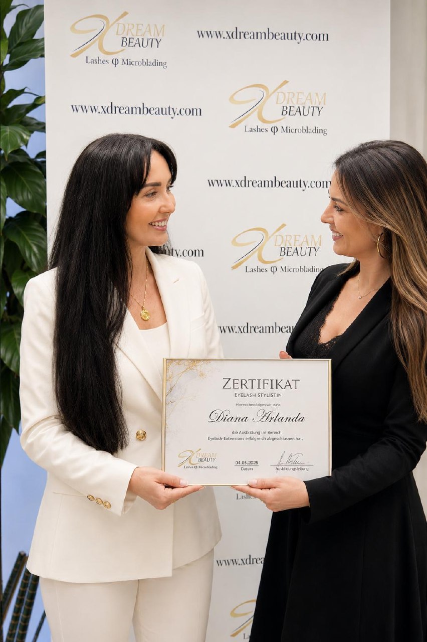 Mag. Julia Aldrian bei einer professionellen Lash-Schulung